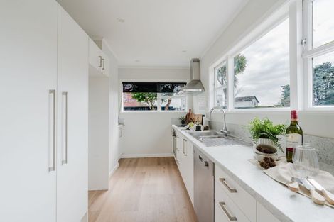 Photo of property in 35 Lake Crescent, Hamilton Lake, Hamilton, 3204