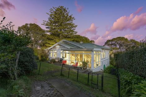 Photo of property in 118 Queen Street, Northcote Point, Auckland, 0627