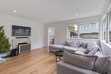 Photo of property in 24 Gill Avenue, Te Atatu Peninsula, Auckland, 0610