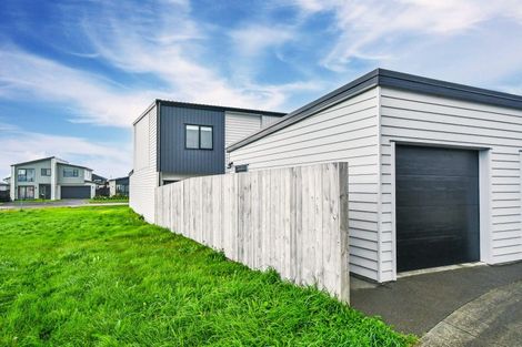 Photo of property in 22 Koiora Road, Clarks Beach, 2122
