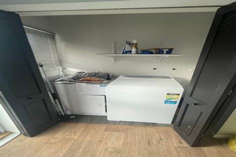 Photo of property in 16 Evesham Place, Newlands, Wellington, 6037