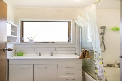 Photo of property in 58 Easton Park Parade, Glenfield, Auckland, 0629