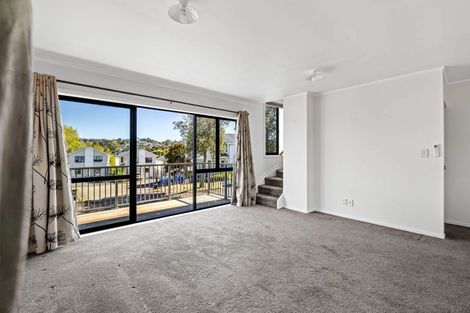 Photo of property in 2/5 John Jennings Drive, Oteha, Auckland, 0632