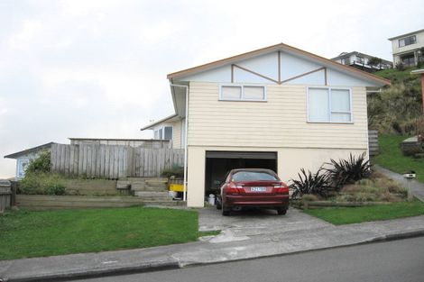 Photo of property in 10 Evesham Place, Newlands, Wellington, 6037