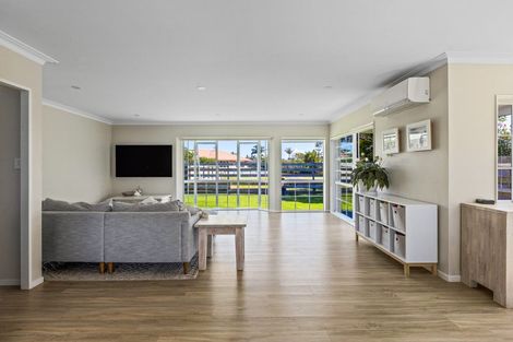 Photo of property in 33 Maygrove Drive, Orewa, 0931