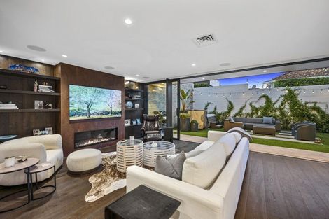 Photo of property in 222 Hurstmere Road, Takapuna, Auckland, 0622