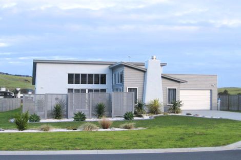 Photo of property in 6 Paraoa Crescent, Omaha, 0986