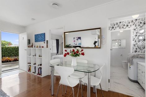 Photo of property in 3/28 William Bond Street, Stanley Point, Auckland, 0624