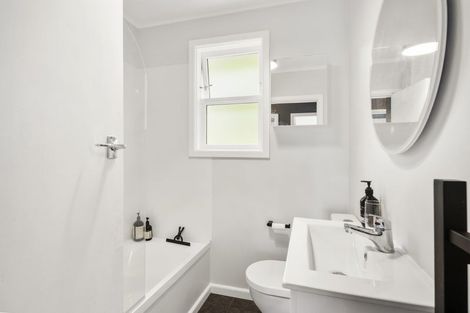 Photo of property in 100 Ruskin Road, Newlands, Wellington, 6037