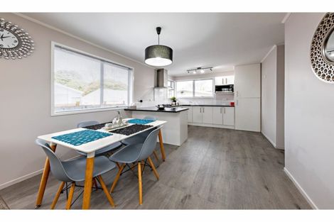 Photo of property in 11 Hinton Place, Weymouth, Auckland, 2103