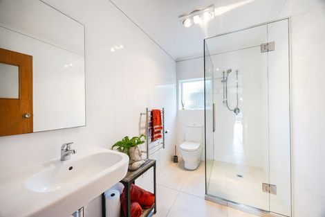 Photo of property in 5 Tanoa Place, Glendene, Auckland, 0602