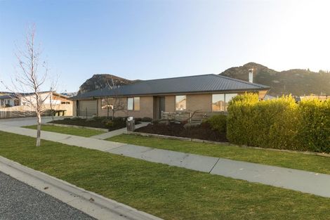 Photo of property in 2 Kingfisher Crescent, Albert Town, Wanaka, 9305