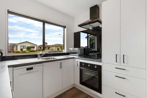 Photo of property in 24a Edgewater Parade, Waiuku, 2123