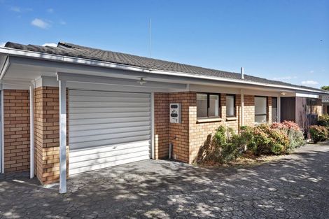Photo of property in 2/10 Bolton Street, Blockhouse Bay, Auckland, 0600