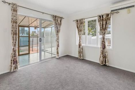 Photo of property in 31 London Street, Te Atatu Peninsula, Auckland, 0610