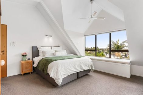 Photo of property in 1/305 Glenfield Road, Glenfield, Auckland, 0629