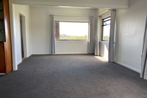 Photo of property in 43 Onewa Road, Northcote, Auckland, 0627