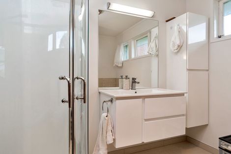 Photo of property in 32 Rosewarne Crescent, Glendene, Auckland, 0602