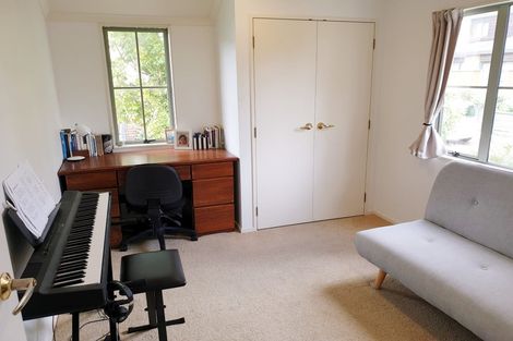 Photo of property in 15 Cayman Place, Unsworth Heights, Auckland, 0632