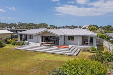 Photo of property in 132 Harbour Drive, Matarangi, Whitianga, 3592