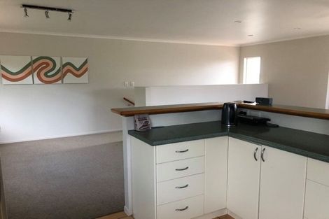 Photo of property in 8a Margaret Henry Crescent, Oteha, Auckland, 0632