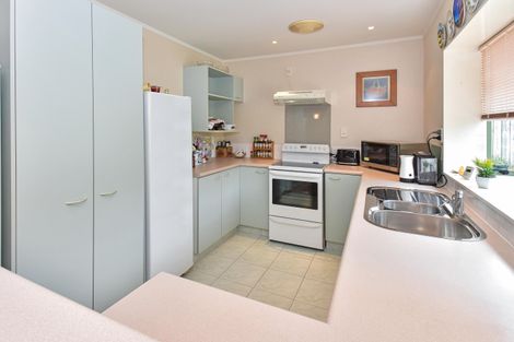 Photo of property in 15 Tonson Place, Weymouth, Auckland, 2103