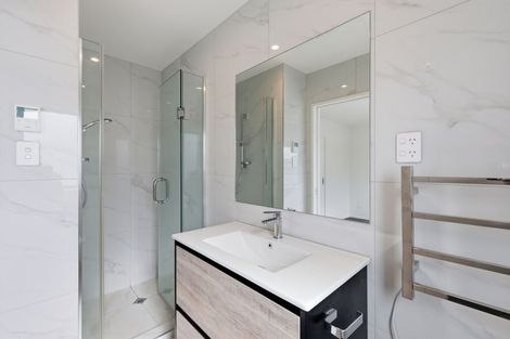 Photo of property in 2/19 Kingdale Road, Henderson, Auckland, 0610