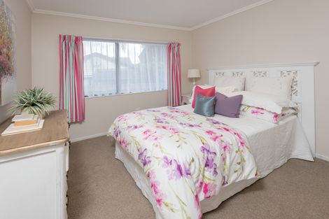 Photo of property in 11 Woodview Rise, Botany Downs, Auckland, 2010