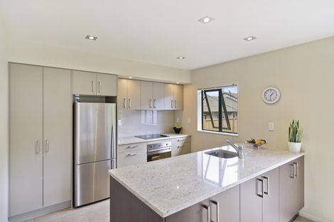 Photo of property in 21 Royalle Mews, Botany Downs, Auckland, 2010