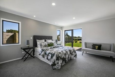 Photo of property in 2 Oakmont Crescent, Waiwhakaiho, New Plymouth, 4312