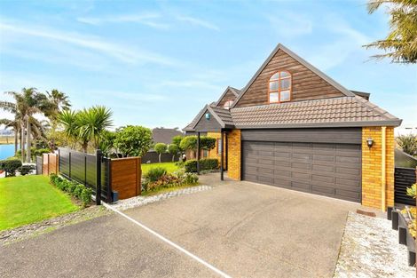 Photo of property in 124 Beach Road, Te Atatu Peninsula, Auckland, 0610