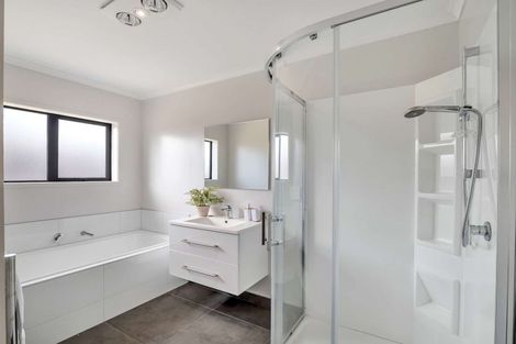 Photo of property in 13 Olney Court, One Tree Point, 0118