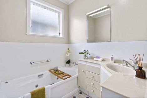 Photo of property in 32 Redwood Avenue, Tawa, Wellington, 5028