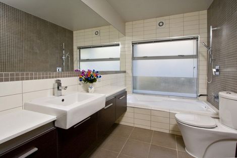 Photo of property in 3 Harrowglen Drive, Northcross, Auckland, 0632