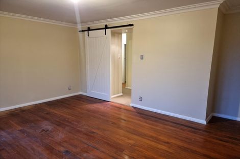 Photo of property in 10 Vista Crescent, Maoribank, Upper Hutt, 5018