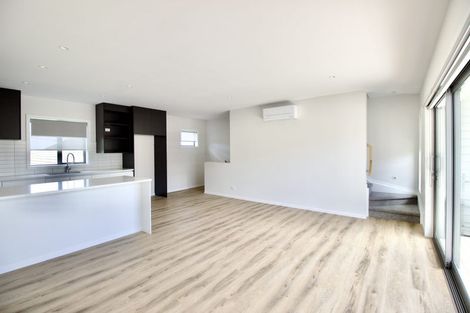 Photo of property in 3/94 Target Road, Totara Vale, Auckland, 0629