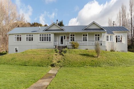 Photo of property in 21 Ongo Road, Hunterville, 4730