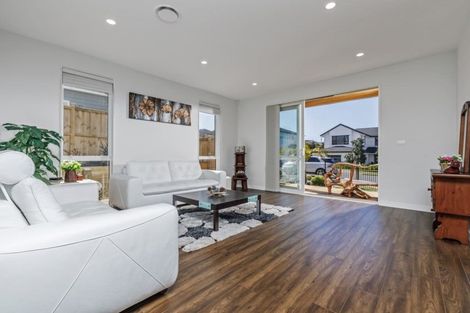 Photo of property in 8 Taraire Place, Orewa, 0931