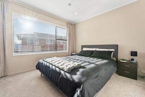 Photo of property in 2/41 Highland Drive, Highland Park, Auckland, 2010