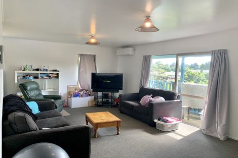 Photo of property in 2/87 Fairclough Road, Beach Haven, Auckland, 0626