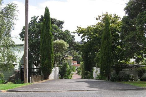 Photo of property in 1/10c Penning Road, Castor Bay, Auckland, 0620