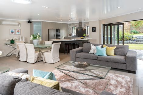 Photo of property in 11 Woodview Rise, Botany Downs, Auckland, 2010