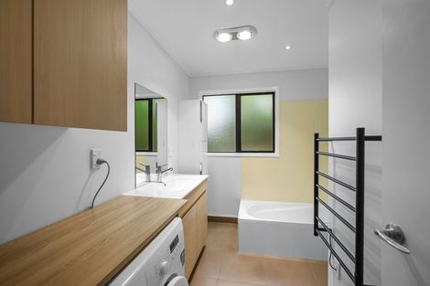 Photo of property in 28 Elizabeth Drive, West Harbour, Auckland, 0618