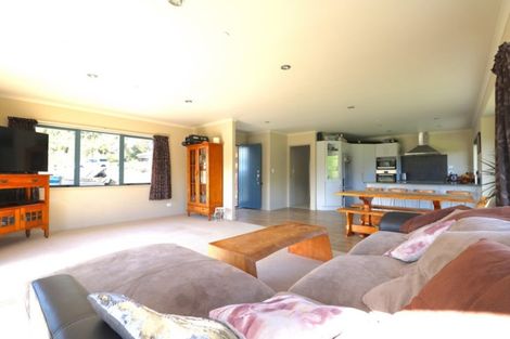 Photo of property in 136 Stratford Drive, Cable Bay, 0420