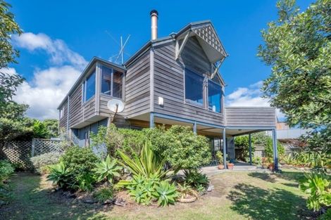 Photo of property in 108 Field Way, Waikanae Beach, Waikanae, 5036