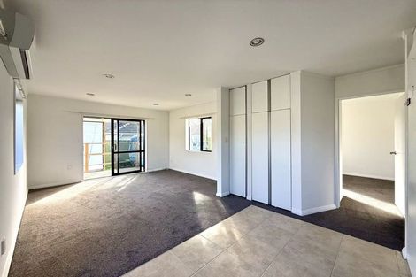 Photo of property in 6 Durham Street, Te Atatu Peninsula, Auckland, 0610