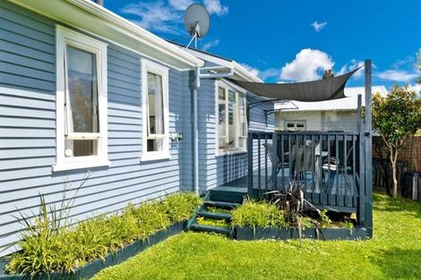 Photo of property in 16 Woodglen Road, Glen Eden, Auckland, 0602