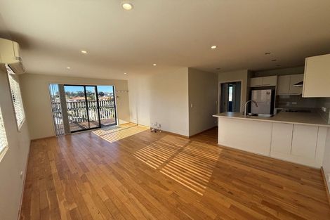 Photo of property in 28 Baulcomb Parade, Windsor Park, Auckland, 0632