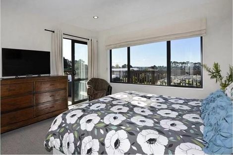 Photo of property in 83 Lake Panorama Drive, Henderson Valley, Auckland, 0612
