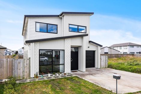 Photo of property in 12 Korowhiti Road, Clarks Beach, 2122